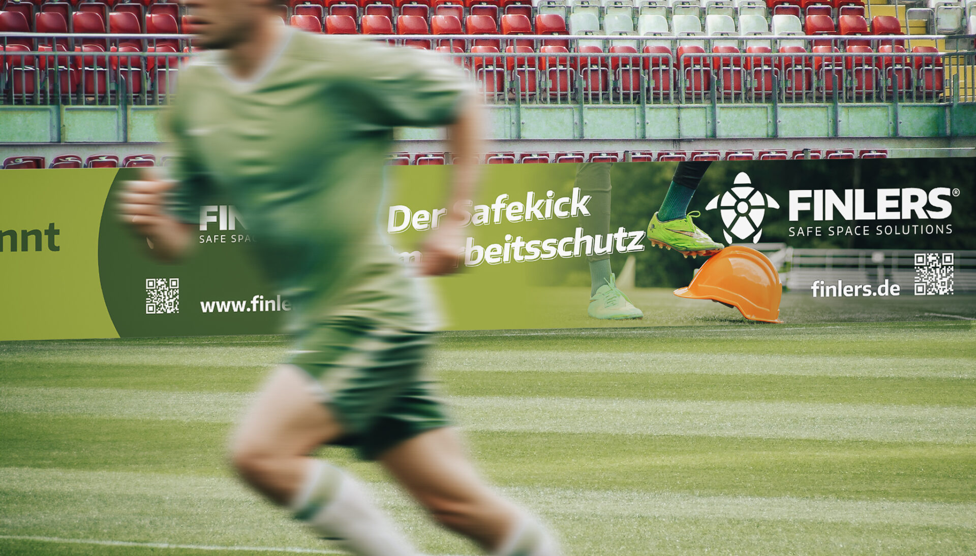 Werbebanner von FinLers auf einem Fußballfeld mit dem Text "Der Safekick im Arbeitsschutz" - Sicherheit im Fokus mit FinLers.