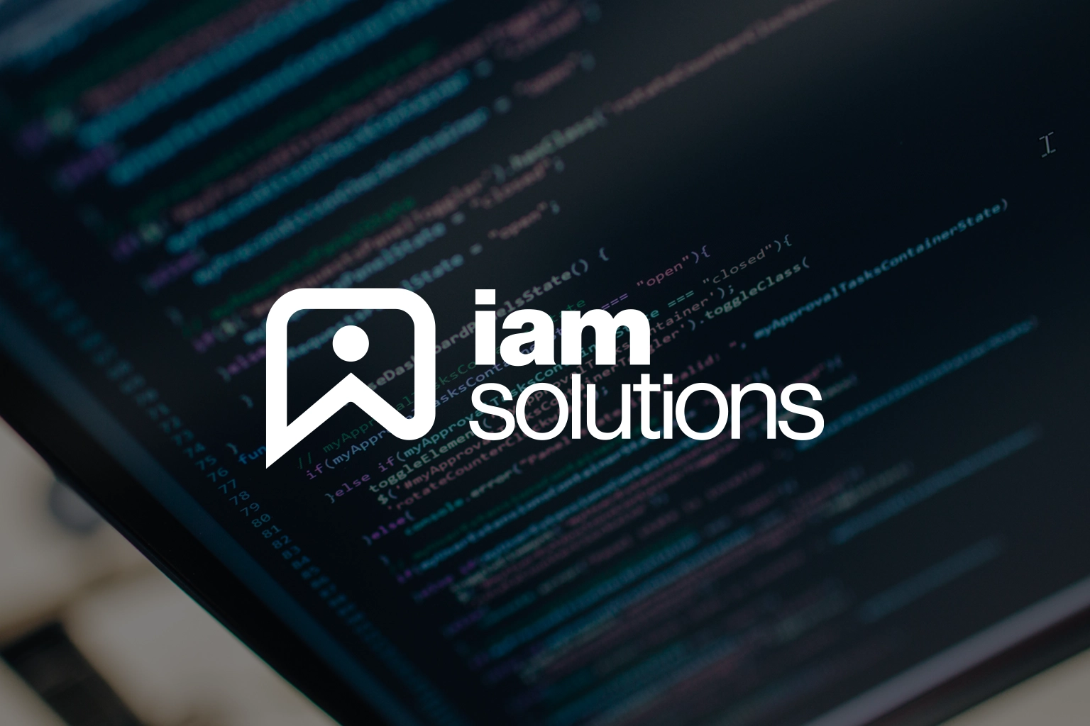 iam Solutions-Logo vor einem Hintergrund mit Codezeilen auf einem Computerbildschirm.