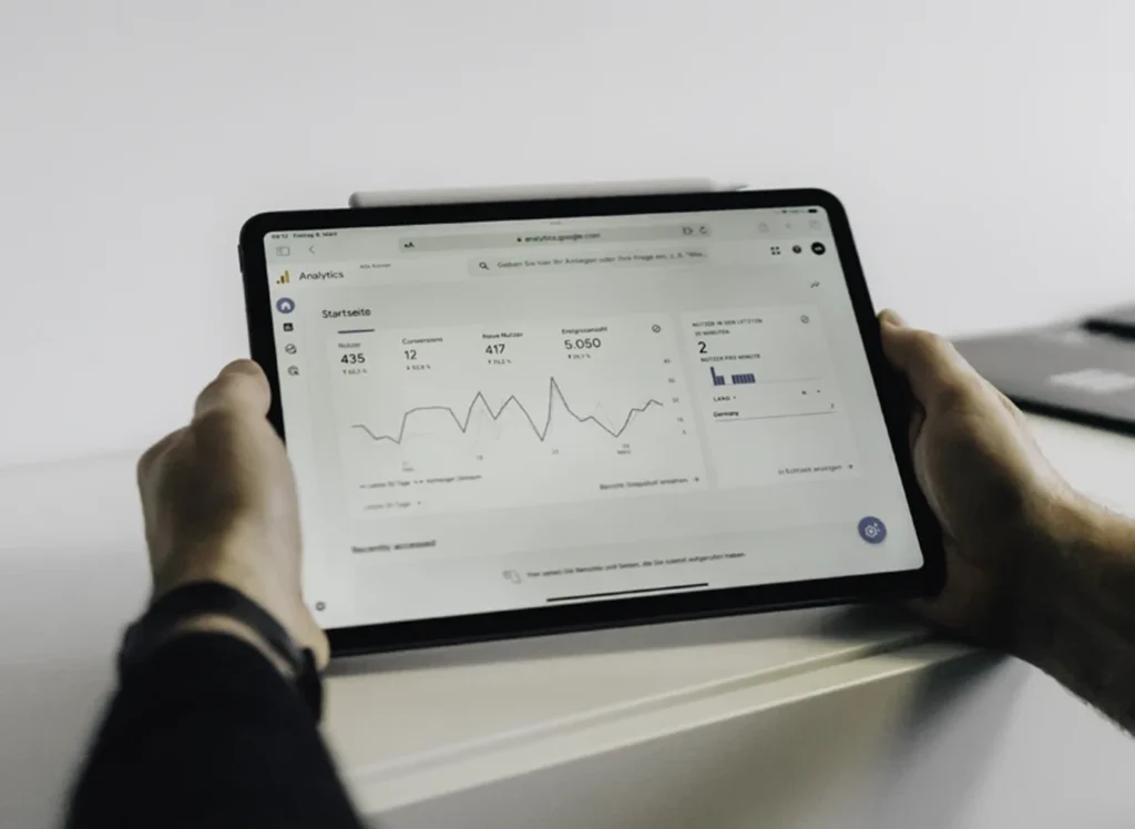 Analyse der Webseiten-Performance mit Google Analytics auf einem Tablet. Professionelles Webdesign für datengetriebene Optimierung in Augsburg.